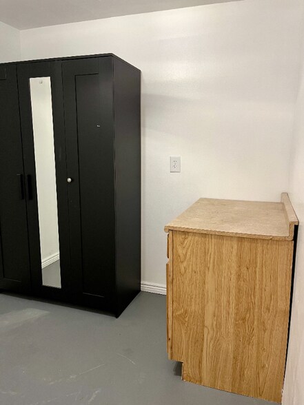 Building Photo - 742 150 S