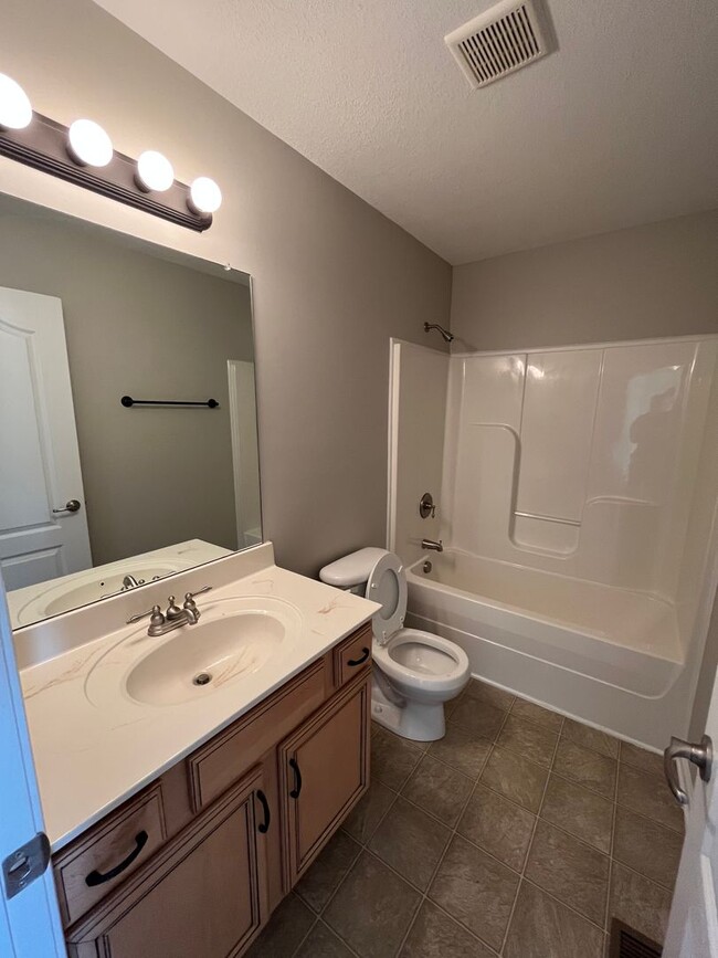 Building Photo - Charming 3 Bed / 2 Bath Ranch-Style Home o...