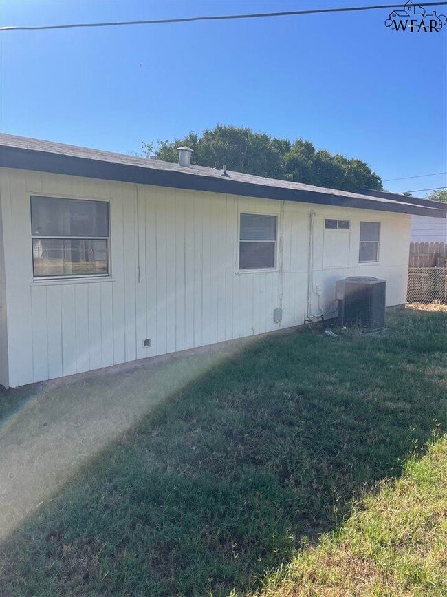 Building Photo - 4300 Barnett Dr