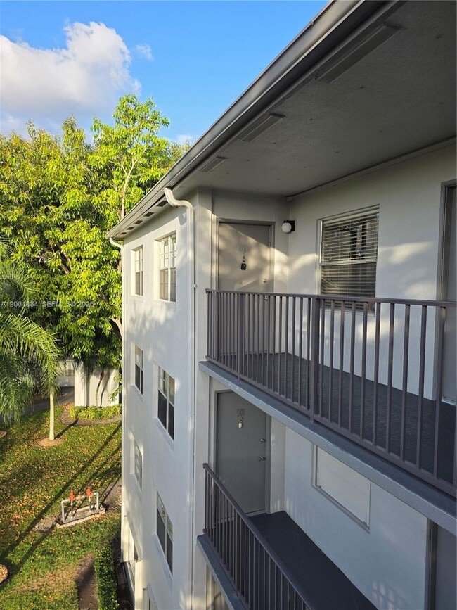 Building Photo - 13250 SW 4th Ct