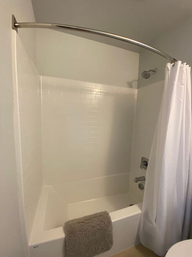 Building Photo - FURNISHED, 1 bed 1 bath in newly renovated...