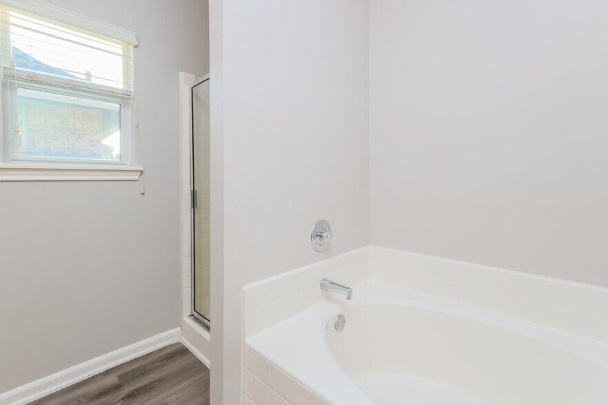 Building Photo - 985 Oak Falls Dr