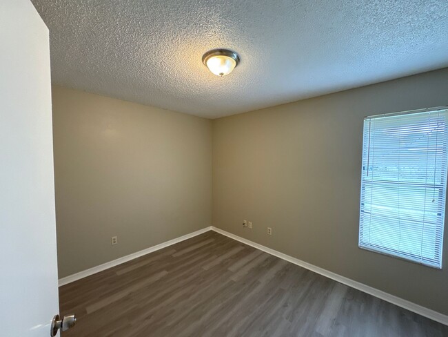 Building Photo - Spacious and beautiful 3 Bedroom Home!