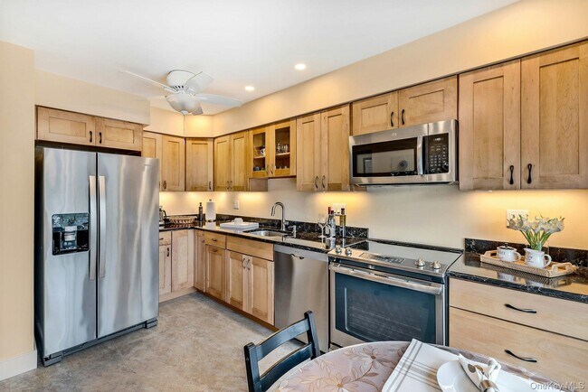 Building Photo - 2555 Youngs Ave
