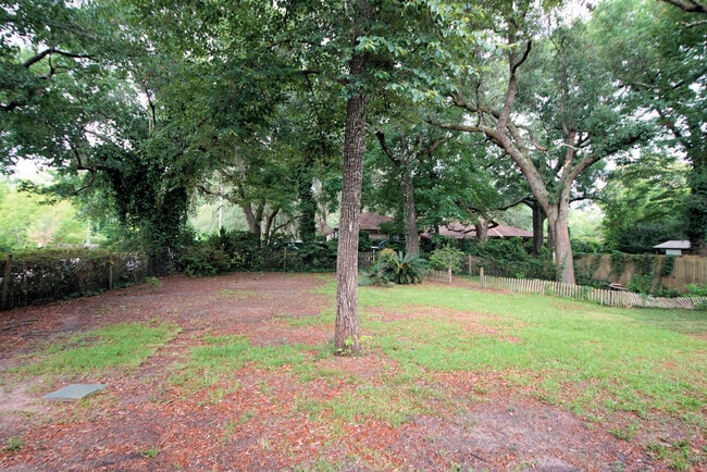 Building Photo - 223 S Bayshore Dr