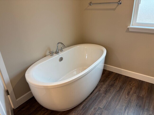 Building Photo - Newer Home in Redmond with Large Fenced Ba...
