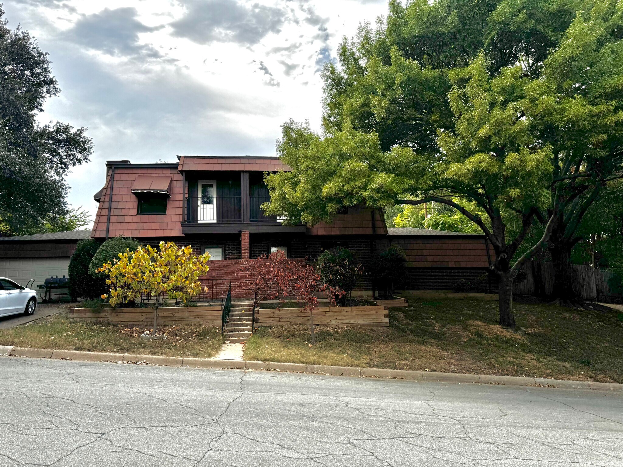 Building Photo - 2058 Owasso St