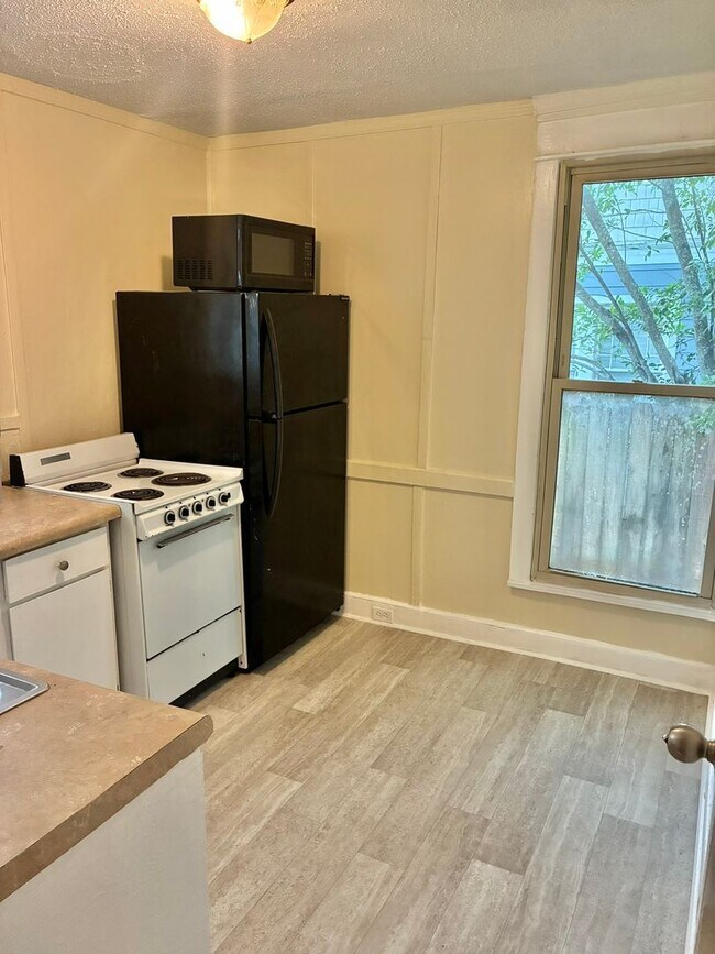 Building Photo - Charming 1BR Efficiency in Summerville Near Downtown & Hospitals