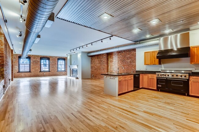 Building Photo - 3 Bedroom 2 Bath Loft Living At It's Finest In LODO! Wireworks Building