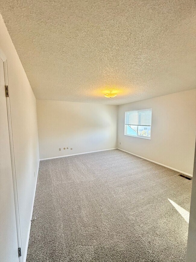 Building Photo - Beautiful Home on Picket for Rent!