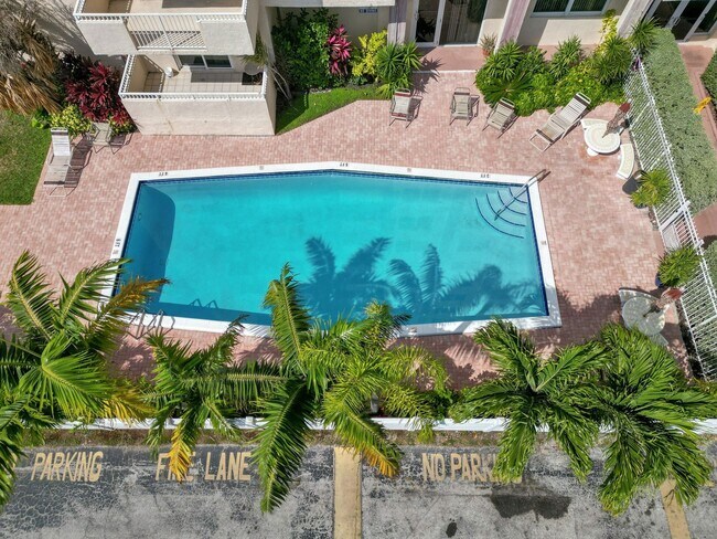 Building Photo - 200 S Birch Rd