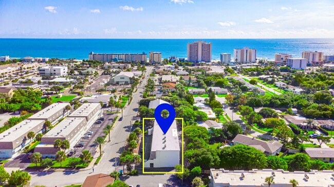 Building Photo - Centrally Located Beachside Condo in Ormond