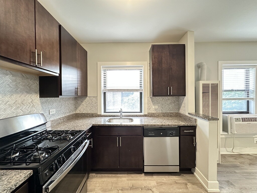 Building Photo - 722 W Brompton