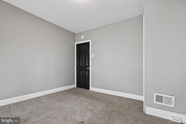 Building Photo - 603 Maple St
