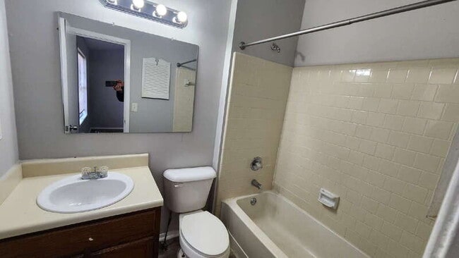 Building Photo - 5703 Wells Cir