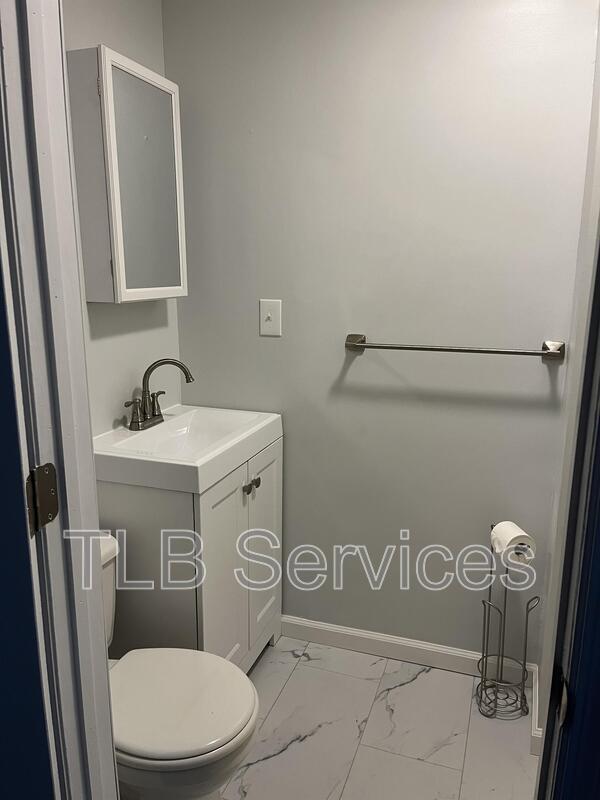 Building Photo - 731 Main St