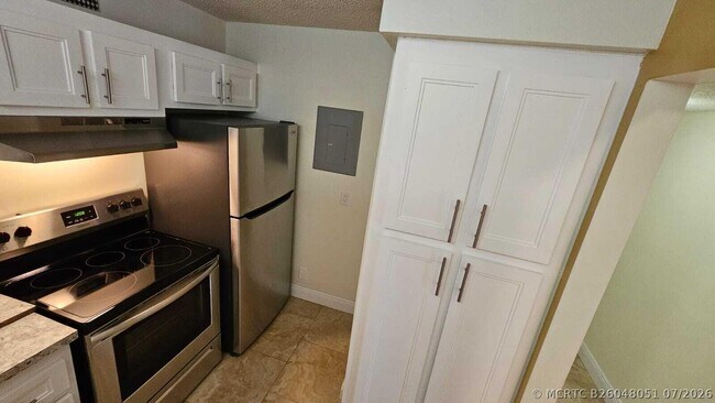 Building Photo - 205 Foxtail Dr