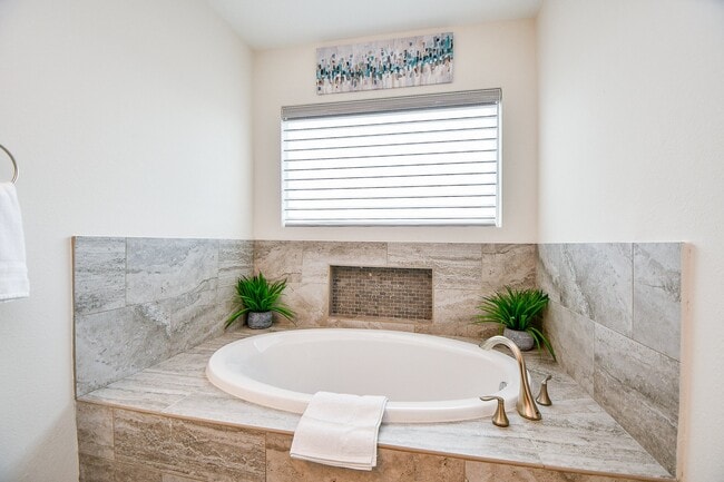 Building Photo - 4604 Chartres St