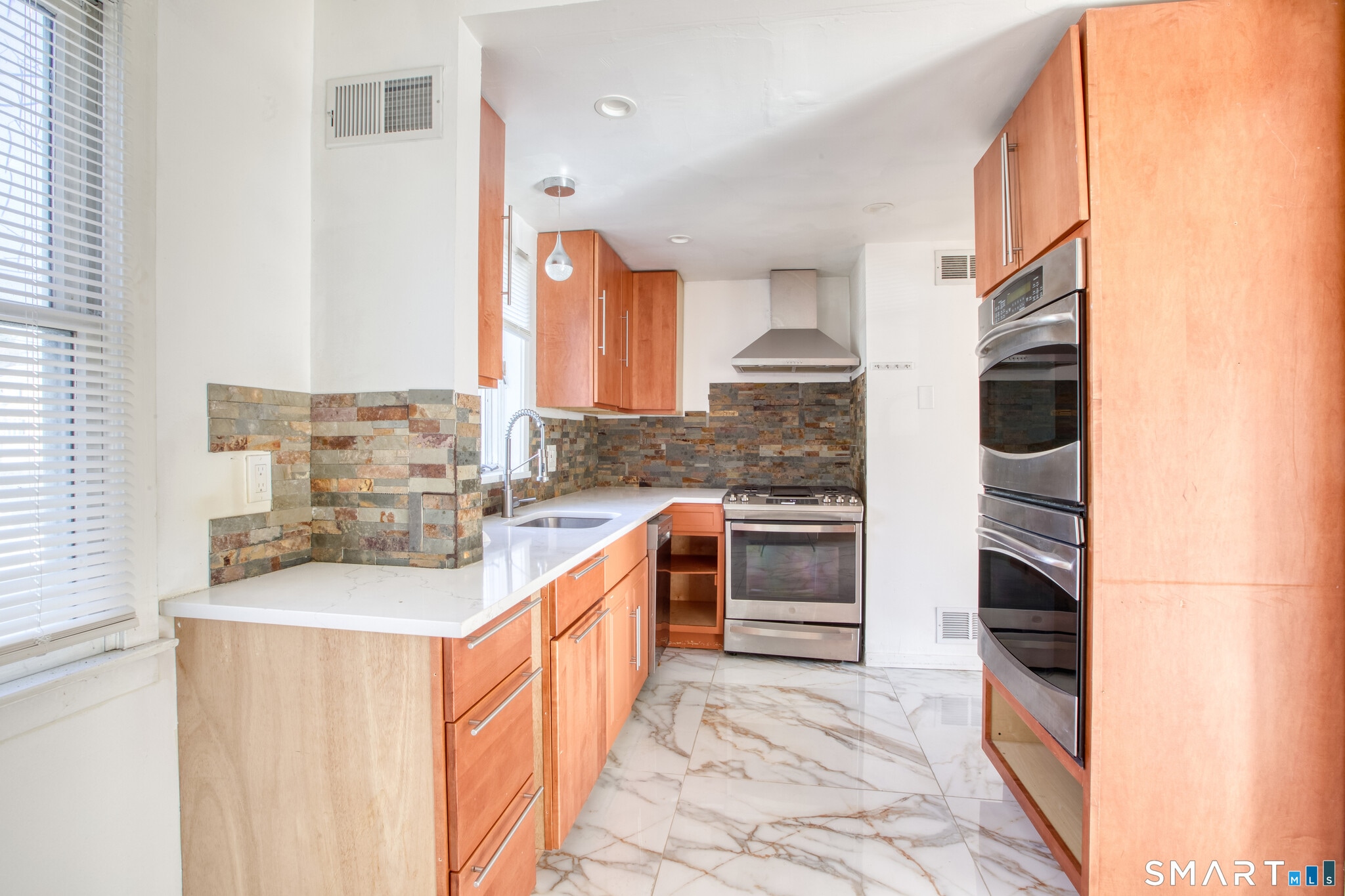 Kitchen - 24 Hollow Wood Ln
