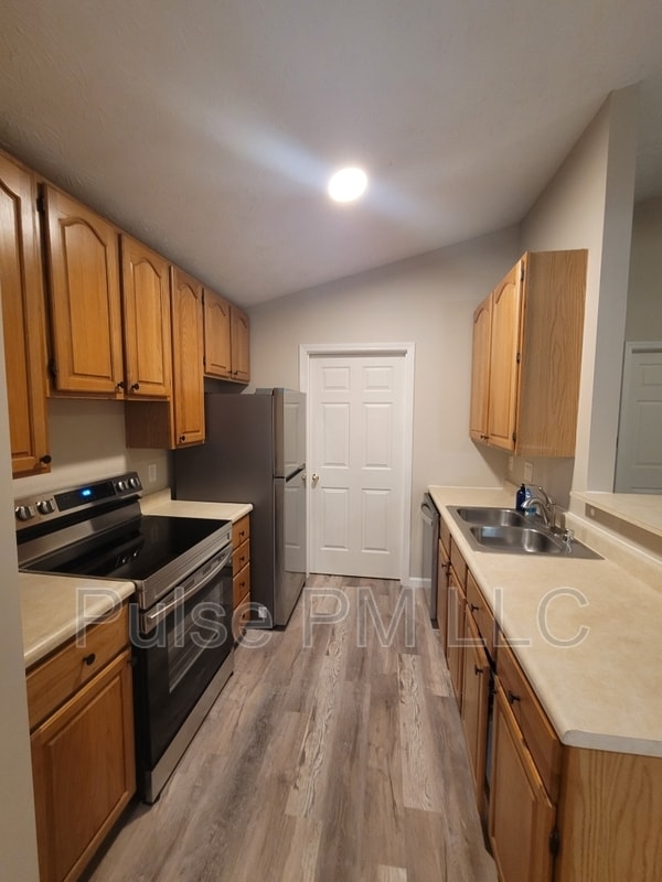 Building Photo - 2990 Sequoia Dr