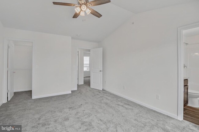 Building Photo - 2801 Pinewood Ln