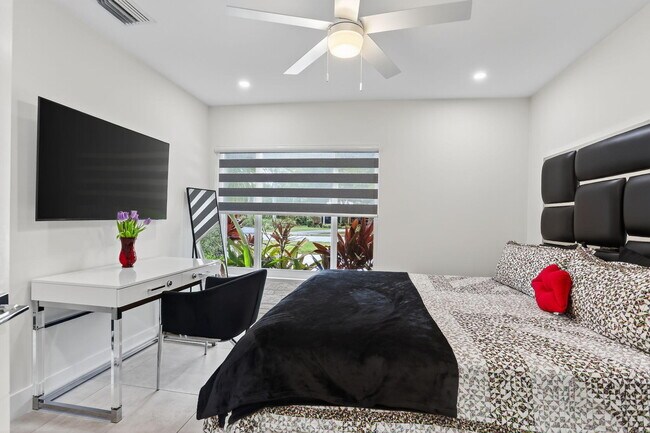 Building Photo - 600 NE 4th St