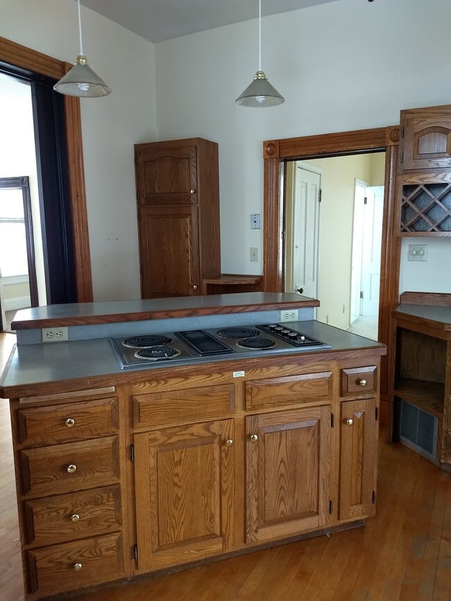 Building Photo - Two Bedroom Home! Fenced in yard! Pet Nego...