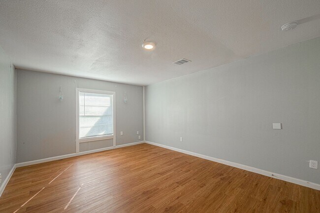 Building Photo - Affordable and Spacious 4-Bedroom, 2-Bath Convenient South Houston Home Near Medical Center & Cit...