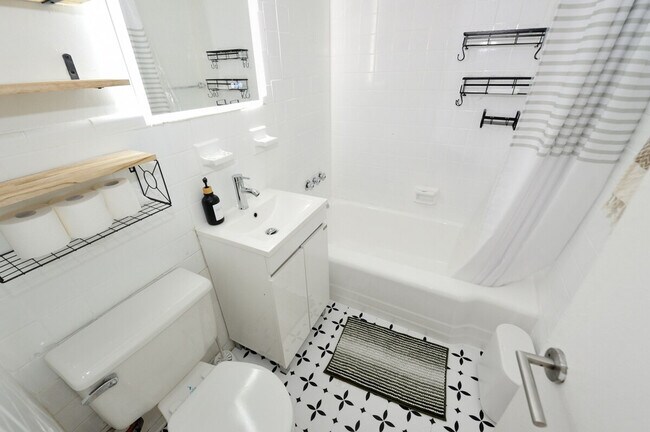 Building Photo - 404 W 40th St
