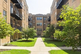 Building Photo - Spacious Apartment in Chicago (Roger's Park)