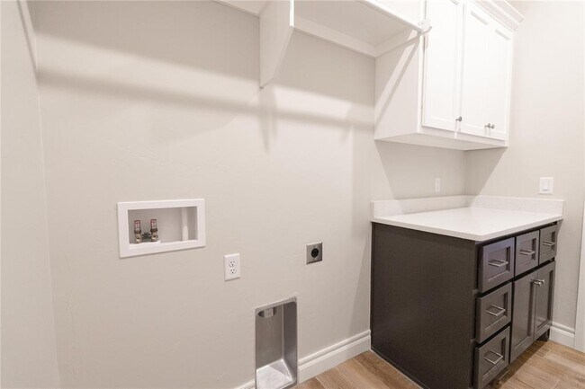 Building Photo - 8833 Stark St