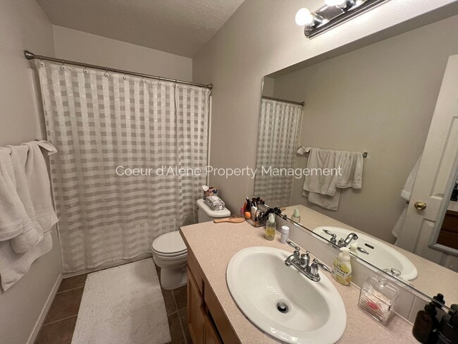 Building Photo - 3 bed, 2 bath house in fantastic location!