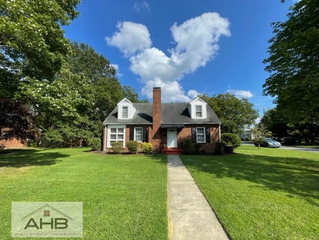 Primary Photo - 4 Bedroom 2 bath home with garage in beautiful downtown Graham!