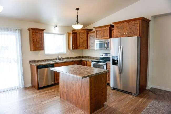 Building Photo - 3 Bed 2 Bath Twin Home