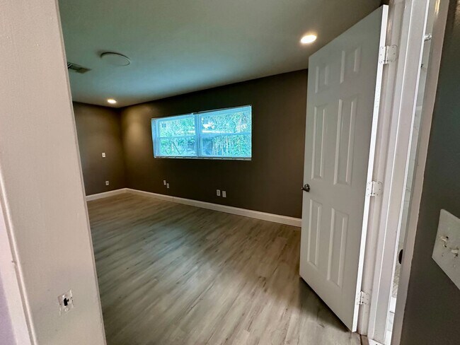 Building Photo - 5400 Lake Jessamine Dr