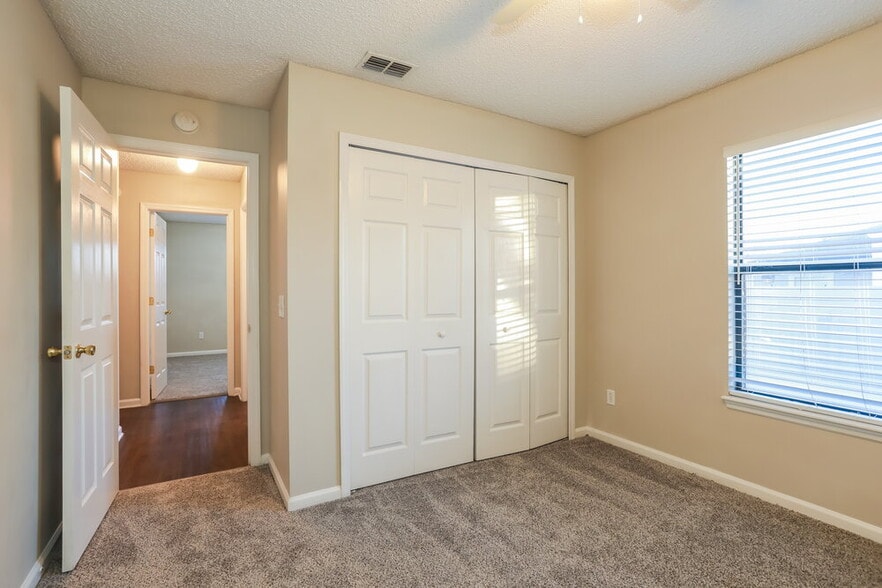 Building Photo - 1729 Glen Laurel Dr