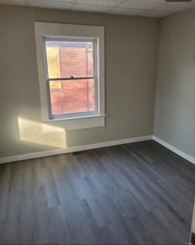 Building Photo - 1827 S Market St