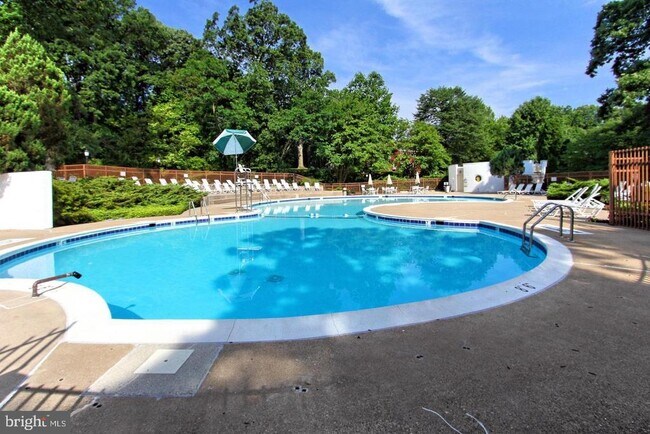 Building Photo - 3254 Valley Dr