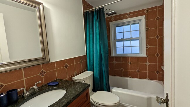 Building Photo - 3 Bedroom Home- Great Location in Darien