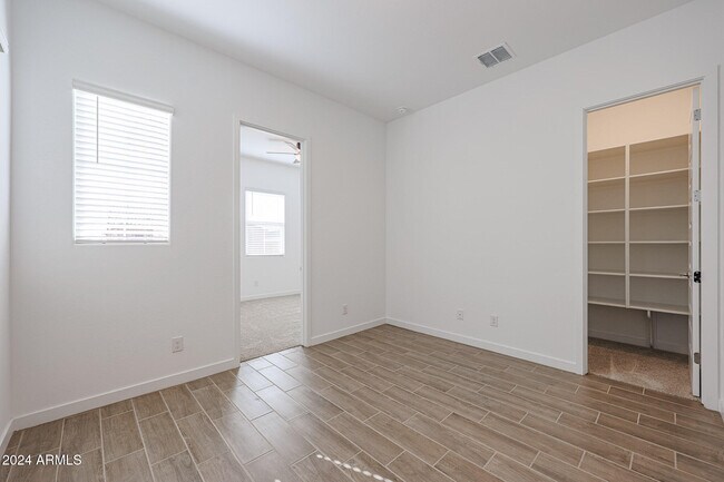 Building Photo - 7606 W Jackrabbit Ln