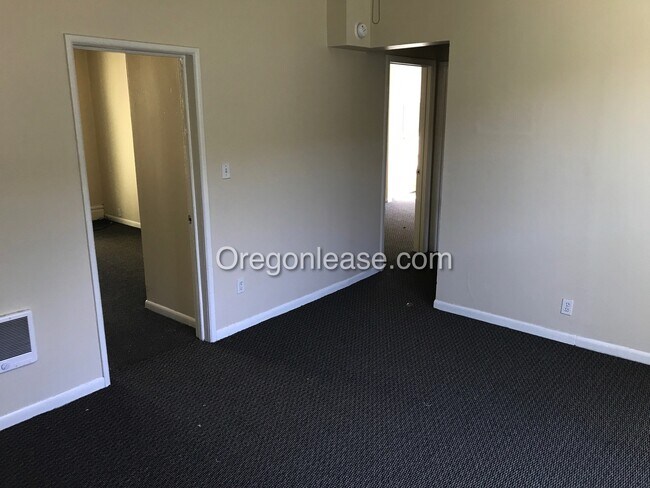 Building Photo - 4 bedroom home near campus available 8.14.2026