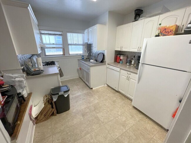Building Photo - 33 Lathrop St