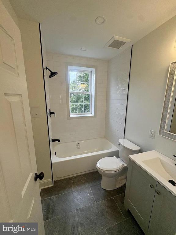 Building Photo - 4462 E Thompson St