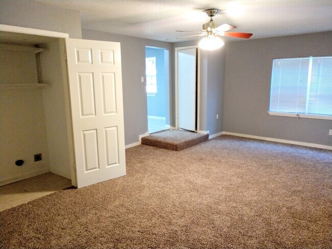 Building Photo - 3 bedroom 1 bath house in central Denton.