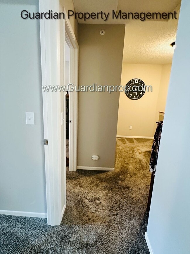 Building Photo - Minnetonka Town Home, Balcony, Washer/Dryer, Dishwasher, Available June