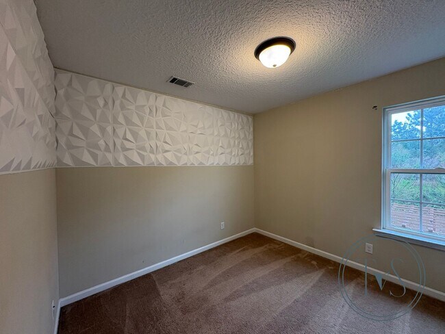Building Photo - RATE DROP ALERT! (was $2400/month)