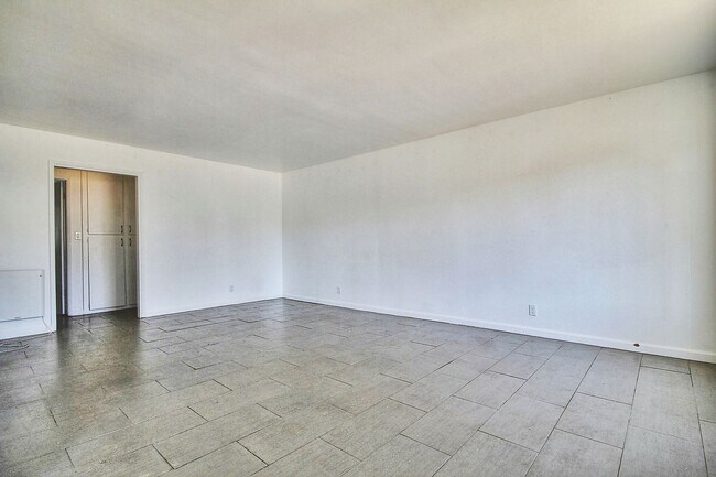 Building Photo - 6668 Del Playa Dr