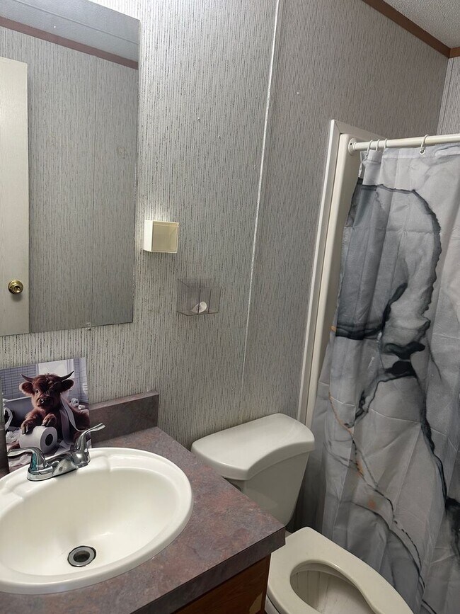 Building Photo - 3 bedroom 2 bath with plenty of space inside and out and gorgeous views!