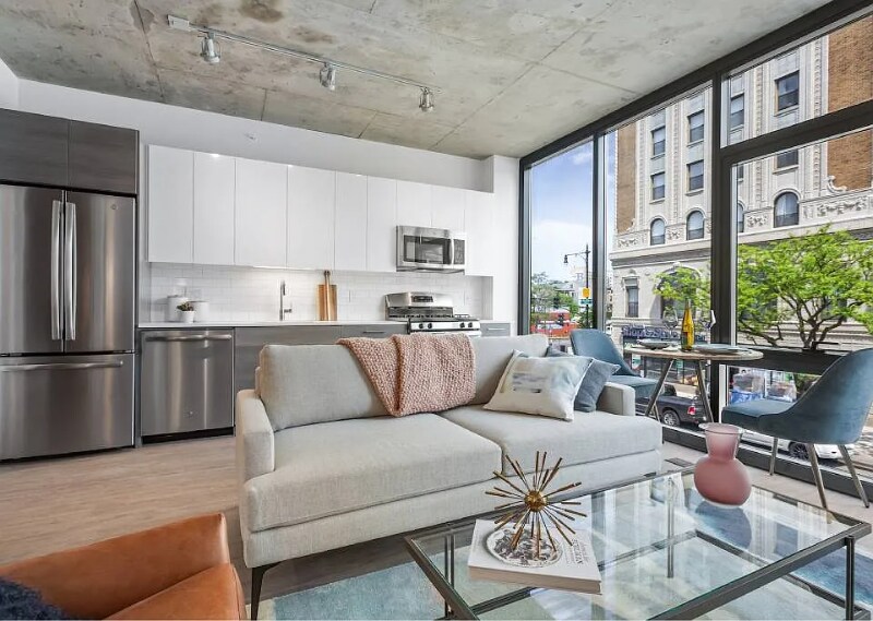 Building Photo - 4577 N Sheridan Rd