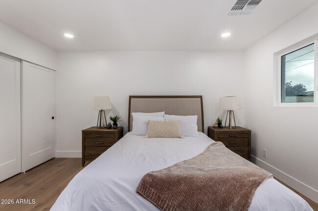 Building Photo - 8401 E San Miguel Ave